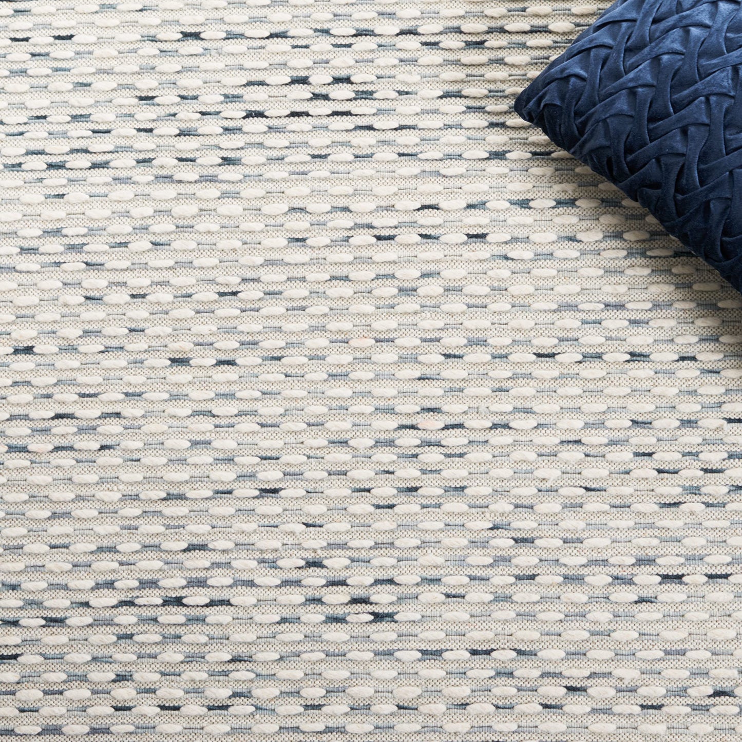 SAFAVIEH Area Rug 8x10 - Marbella Collection - Large - Beige & Blue, Handmade Wool, Ideal for Living Room, Bedroom, Office, Dining Space (MRB158L)