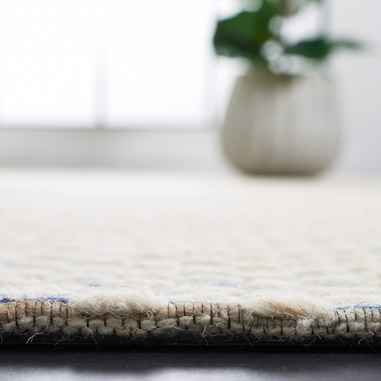 SAFAVIEH Area Rug 8x10 - Marbella Collection - Large - White & Navy, Handmade Wool, Ideal for Living Room, Bedroom, Office, Dining Space (MRB158N)