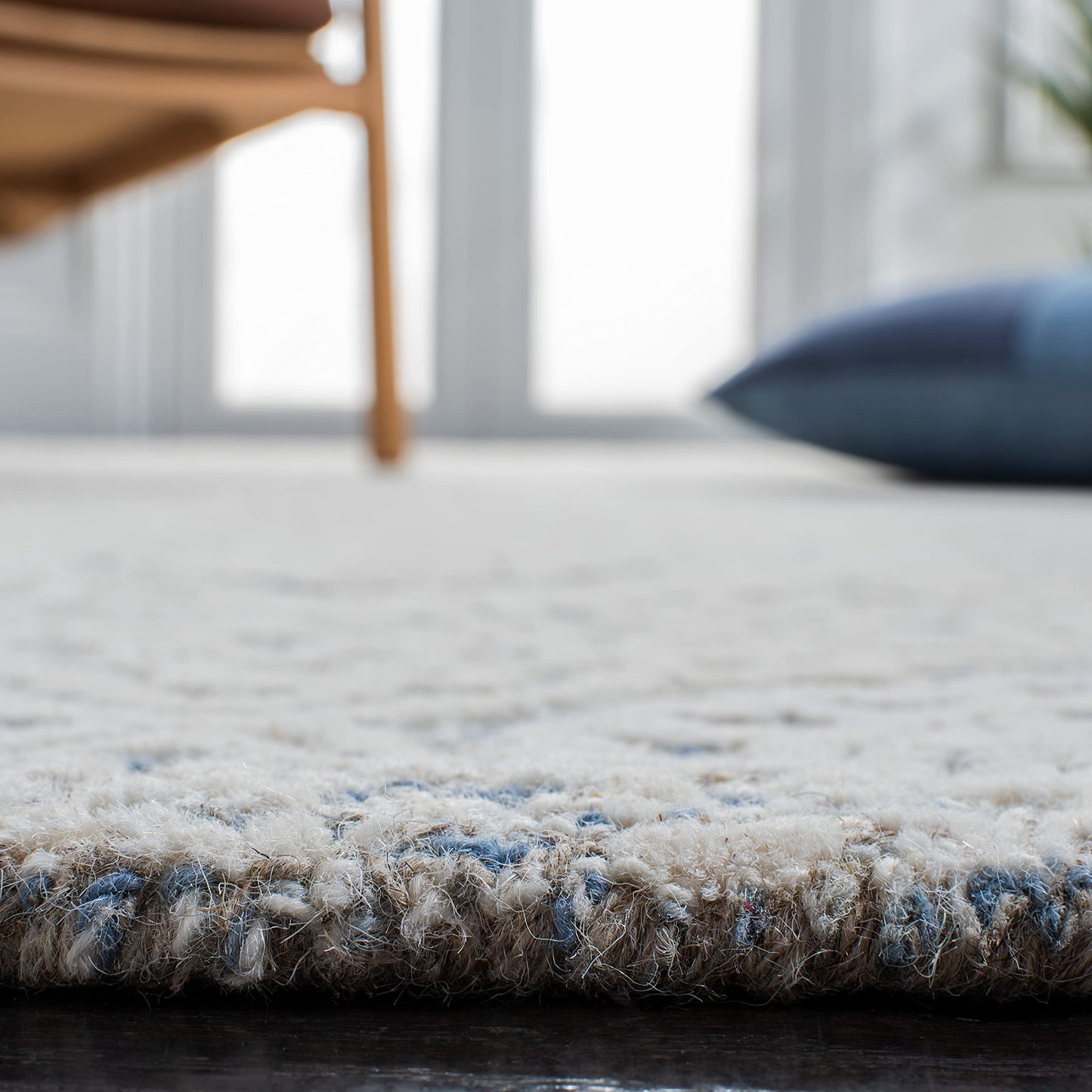 SAFAVIEH Area Rug 6x9 - Metro Collection - Light Blue & Ivory, Handmade Wool, Ideal for Living Room, Bedroom, Dining Space (MET998L)