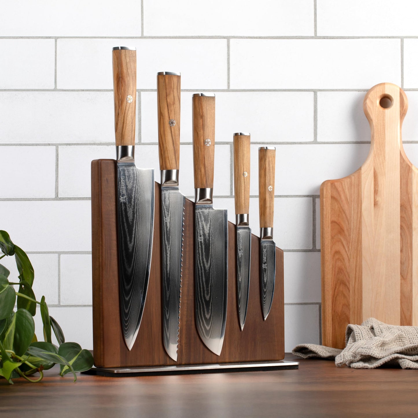 Yatoshi Knives Magnetic Kitchen Knife Block Set - Japanese 67 Layer High-Grade VG-10 Steel Knives, Sharp, Professional Kitchen Knife Set - Damascus (6 pieces), Olive Wood Handles