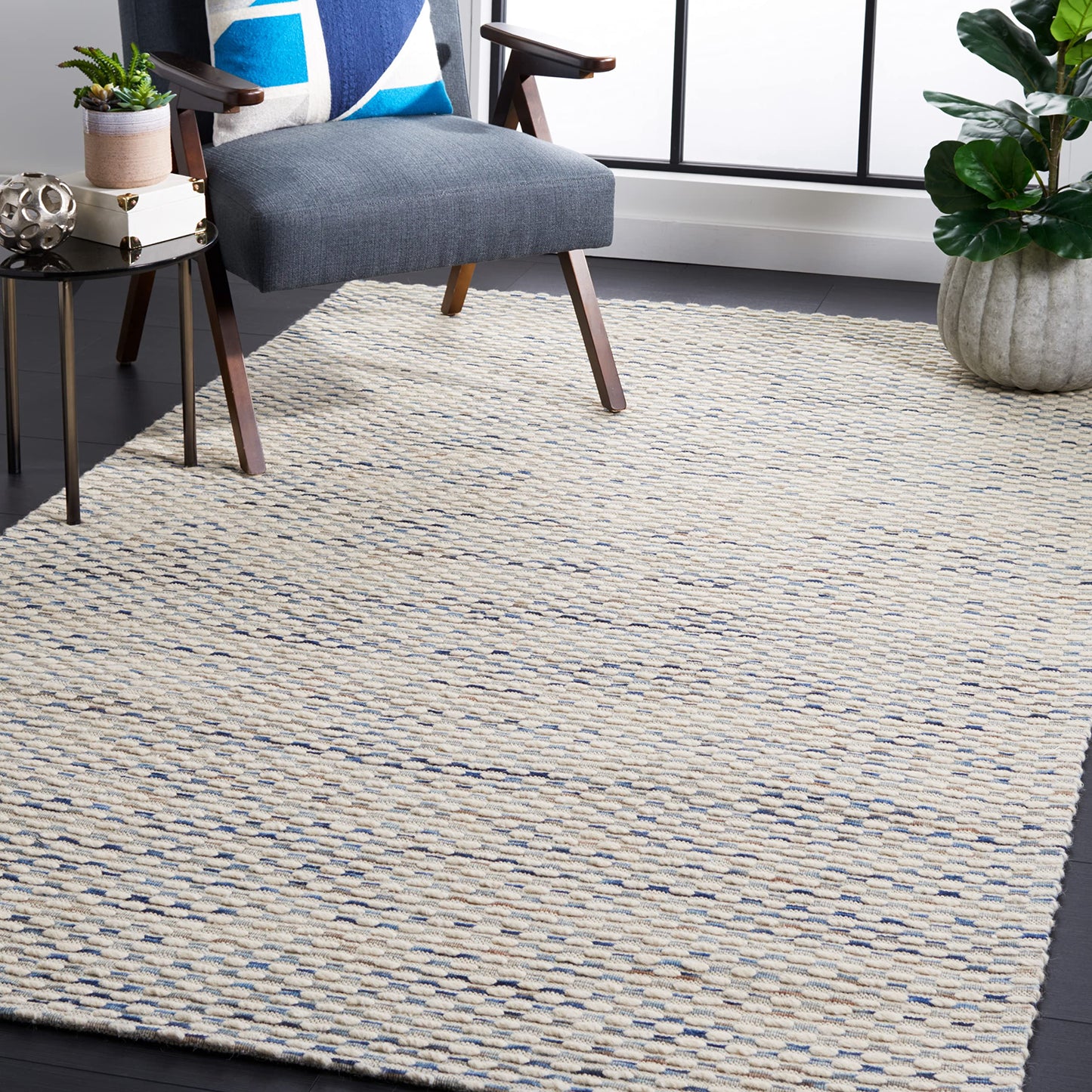 SAFAVIEH Area Rug 8x10 - Marbella Collection - Large - White & Navy, Handmade Wool, Ideal for Living Room, Bedroom, Office, Dining Space (MRB158N)