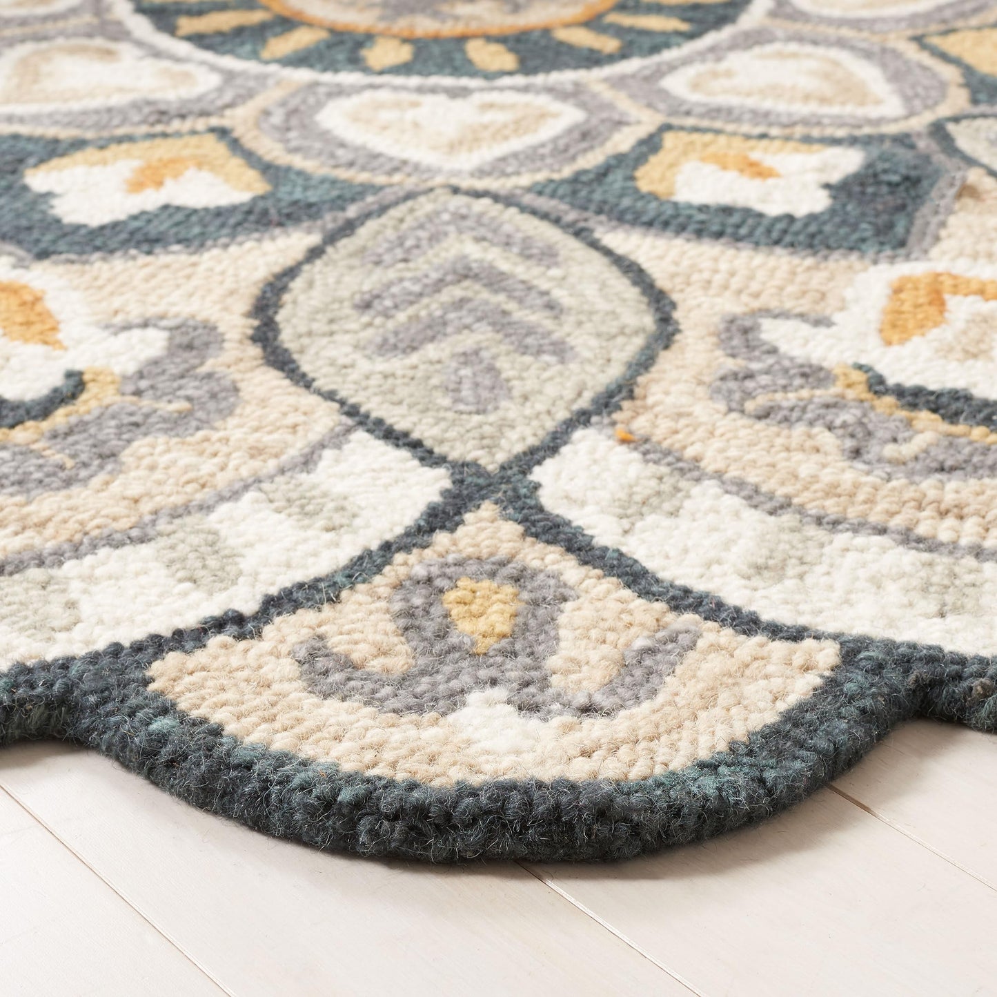 SAFAVIEH Novelty Collection Area Rug - 8' Round, Beige & Navy, Handmade Boho Floral Rustic Country Wool, Ideal for The Living Room, Dining Room, Bedroom (NOV604B-8R)