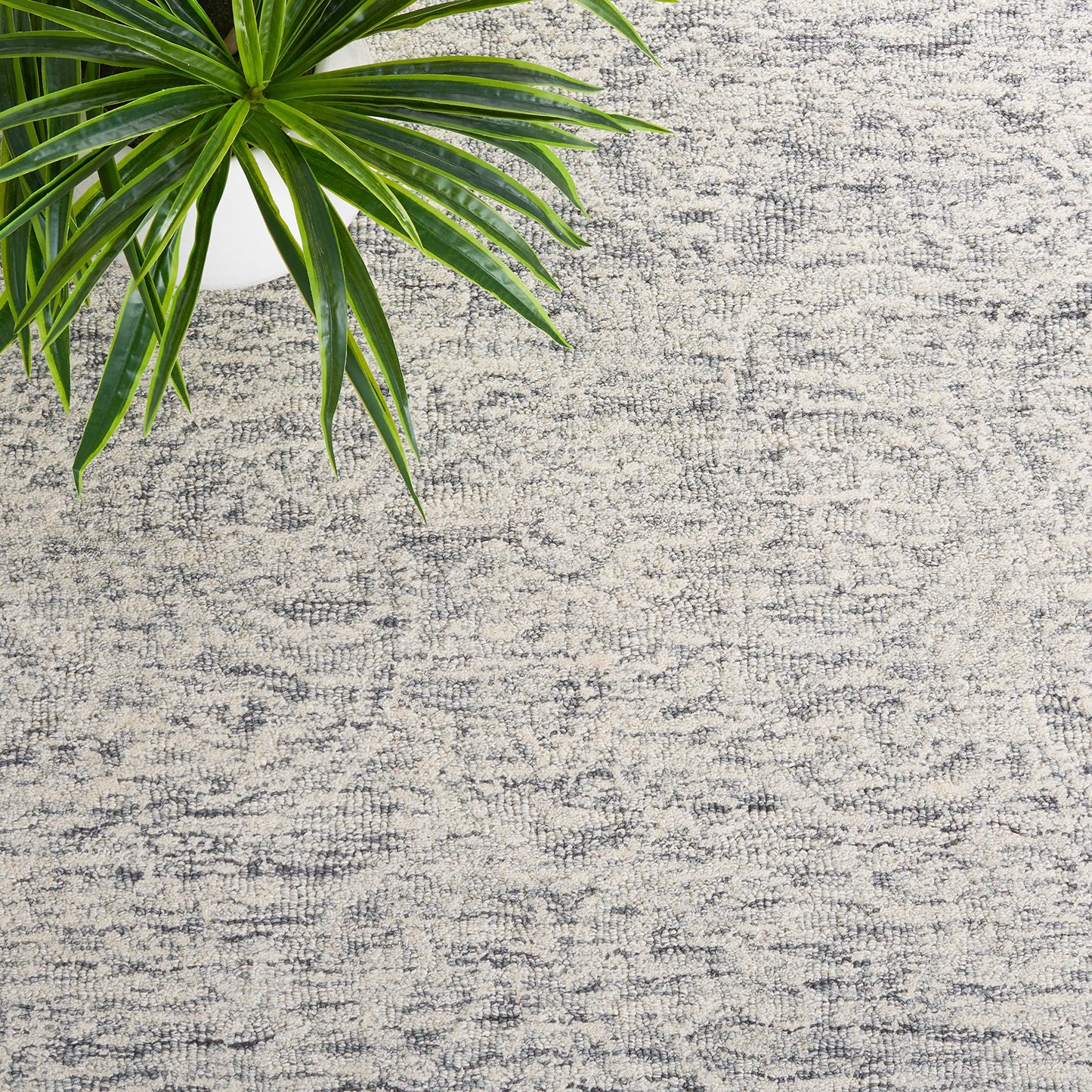 SAFAVIEH Area Rug 6x9 - Metro Collection - Dark Grey & Ivory, Handmade Wool, Ideal for Living Room, Bedroom, Dining Space (MET998H)