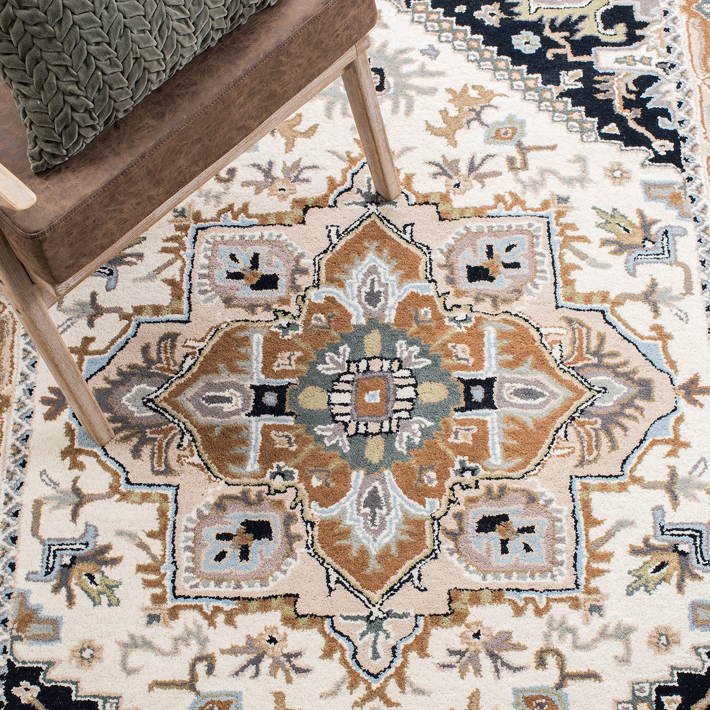 SAFAVIEH Area Rug 10x14 - Heritage Collection - Large - Beige & Navy, Handmade Wool, Traditional Oriental Medallion Design, Ideal for Living Room, Bedroom, Dining Space (HG625D)
